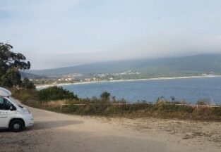 Área autocaravana en Fisterra [Langosteira] “Parking de Playa Langosteira” en, A Coruña